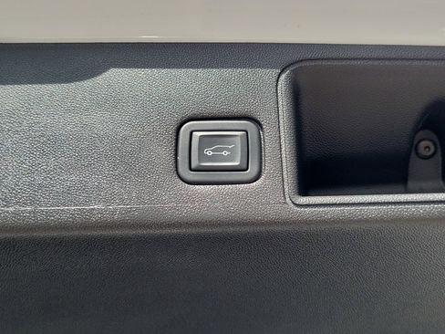 Used 2023 GMC Terrain SLT w/ Infotainment Package II FWD image 18
