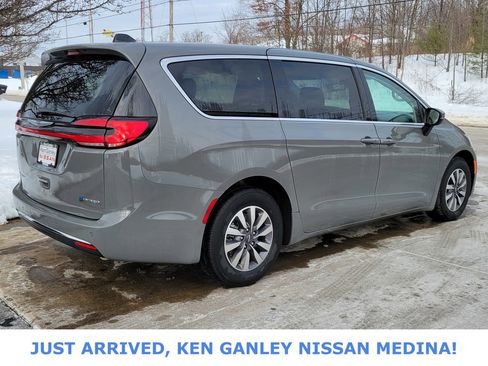 Used 2023 Chrysler Pacifica Touring-L image 3