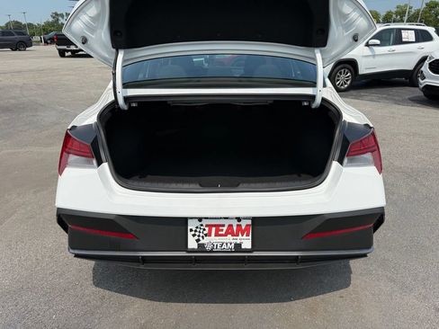 Used 2025 Hyundai Elantra SEL FWD image 7