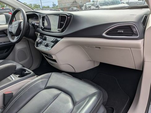 Used 2023 Chrysler Pacifica Touring-L FWD image 12