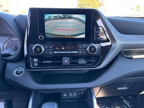 Used 2025 Toyota Highlander LE image 18