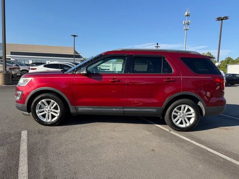 Used 2017 Ford Explorer XLT w/ Equipment Group 202A FWD image 4