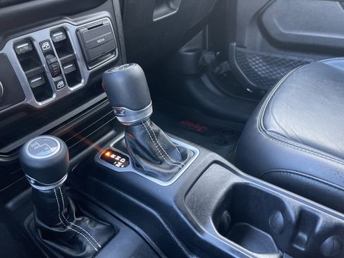 Used 2018 Jeep Wrangler Unlimited Sahara image 16