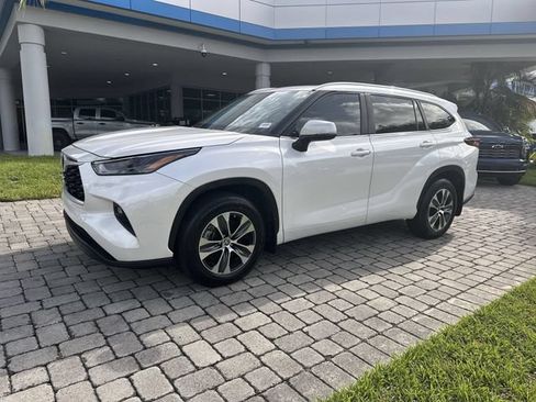 Used 2024 Toyota Highlander XLE FWD image 21