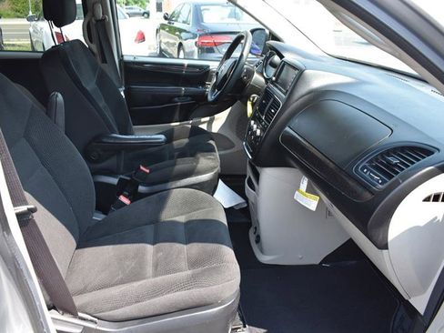 Used 2019 Dodge Grand Caravan SE w/ UConnect Hands-Free Group image 17