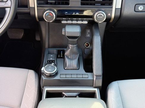 Certified 2025 Toyota Tacoma SR5 AWD/4WD image 15