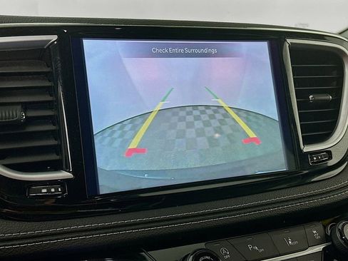 Used 2025 Chrysler Pacifica Limited image 22
