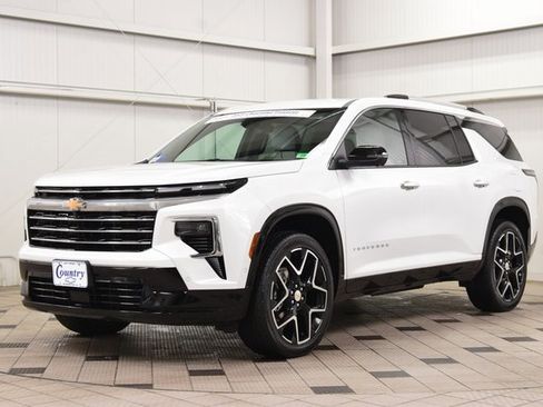 Used 2025 Chevrolet Traverse High Country image 3