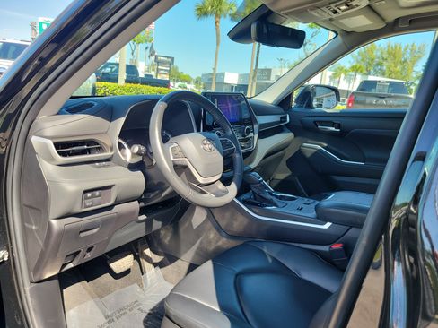 Used 2023 Toyota Highlander XLE FWD image 9