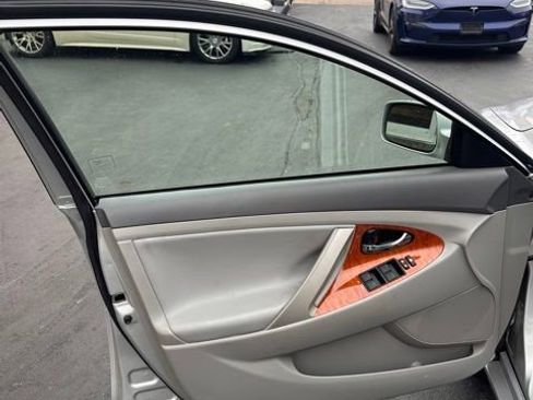 Used 2011 Toyota Camry XLE image 6