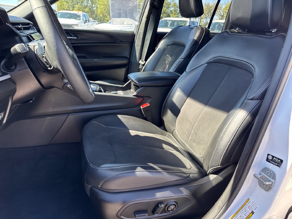 Used 2025 Jeep Grand Cherokee Altitude AWD/4WD image 11
