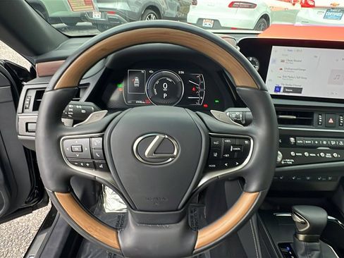 Used 2025 Lexus ES 300h w/ Luxury Package image 24