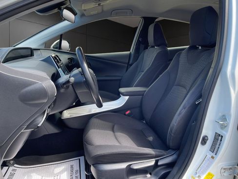 Used 2017 Toyota Prius Three FWD image 9