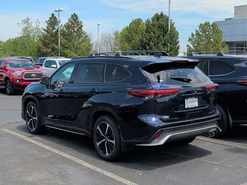 Used 2022 Toyota Highlander XSE AWD/4WD image 2