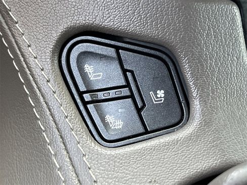 Used 2020 GMC Yukon Denali w/ Denali Premium Package image 27