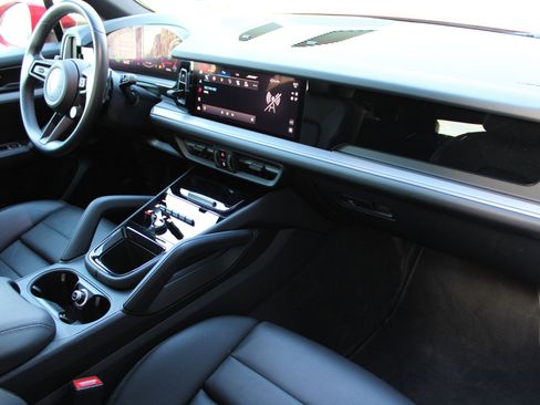 Certified 2024 Porsche Cayenne image 27