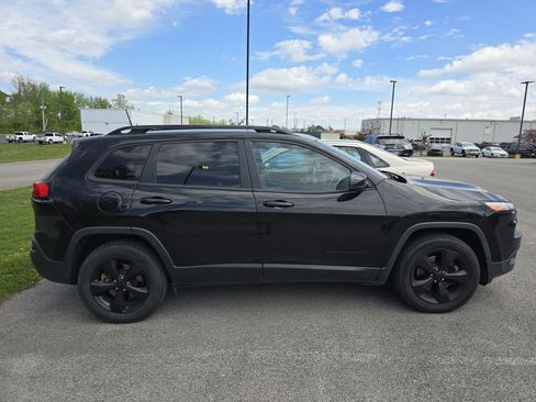 Used 2017 Jeep Cherokee Limited image 2