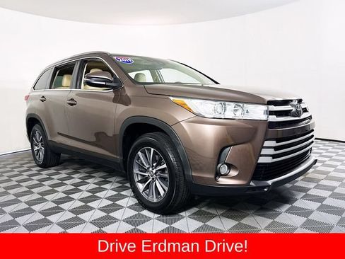 Used 2019 Toyota Highlander XLE FWD image 1