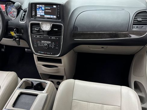 Used 2013 Chrysler Town & Country Touring image 28