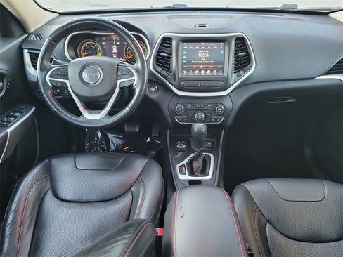 Used 2018 Jeep Cherokee Trailhawk image 9