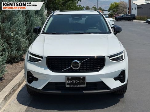 Used 2025 Volvo XC40 B5 Plus AWD/4WD image 2