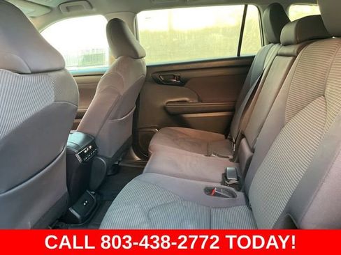 Used 2024 Toyota Highlander LE FWD image 13