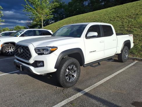 Certified 2023 Toyota Tacoma TRD Off-Road w/ Technology Package AWD/4WD image 4