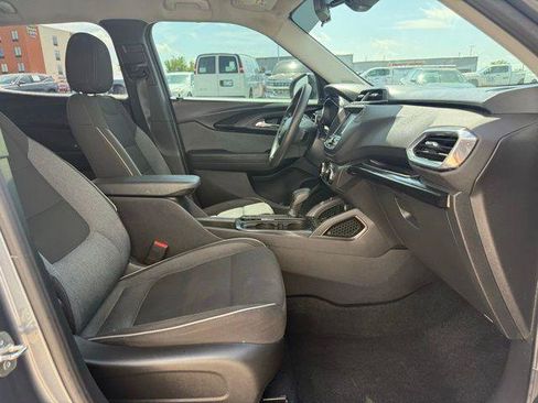 Used 2022 Chevrolet TrailBlazer LT w/ Confidence II Package FWD image 3