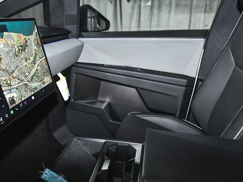 Used 2025 Tesla Cybertruck AWD Crew Cab image 43