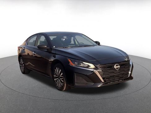 Used 2025 Nissan Altima 2.5 SV FWD image 3