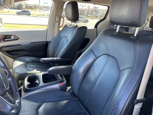 Used 2018 Chrysler Pacifica Touring-L Plus w/ Advanced Safetytec Group image 3