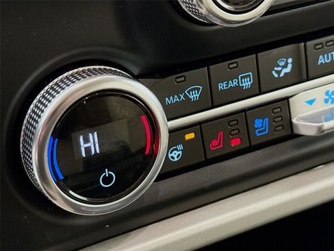 Used 2023 Ford Expedition XLT image 21