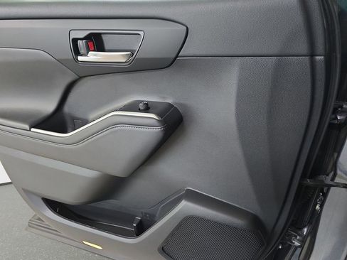 Used 2022 Toyota Highlander XLE image 25