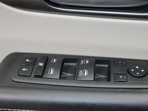 Used 2024 Chrysler Pacifica Touring-L image 23