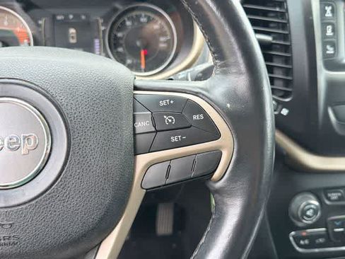 Used 2016 Jeep Cherokee Latitude w/ Cold Weather Group AWD/4WD image 9