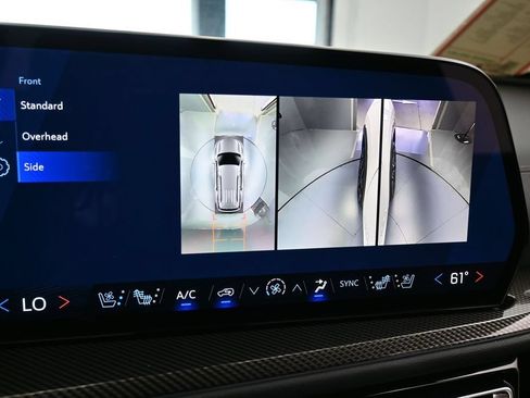 Used 2025 Chevrolet Traverse High Country FWD image 24