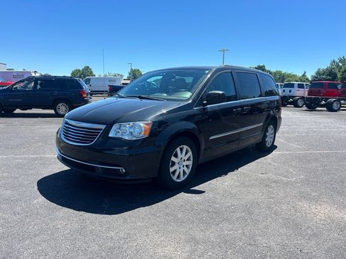 Used 2015 Chrysler Town & Country Touring FWD image 4