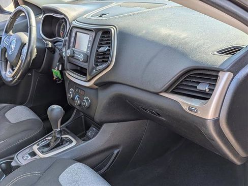 Used 2017 Jeep Cherokee Sport FWD image 19
