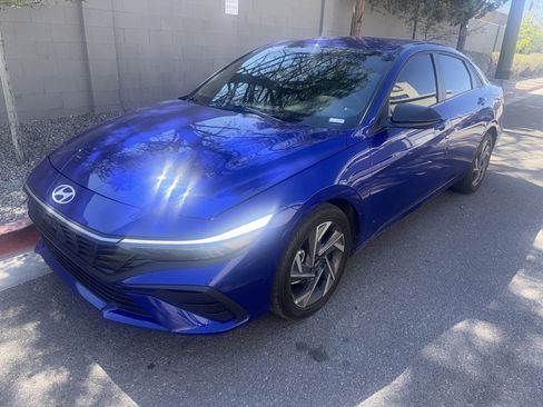 Used 2025 Hyundai Elantra Sport image 2