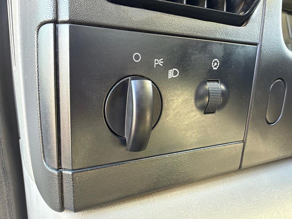 Used 2006 Ford F550 2WD Regular Cab Super Duty image 32