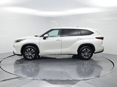 Used 2021 Toyota Highlander XLE FWD image 3