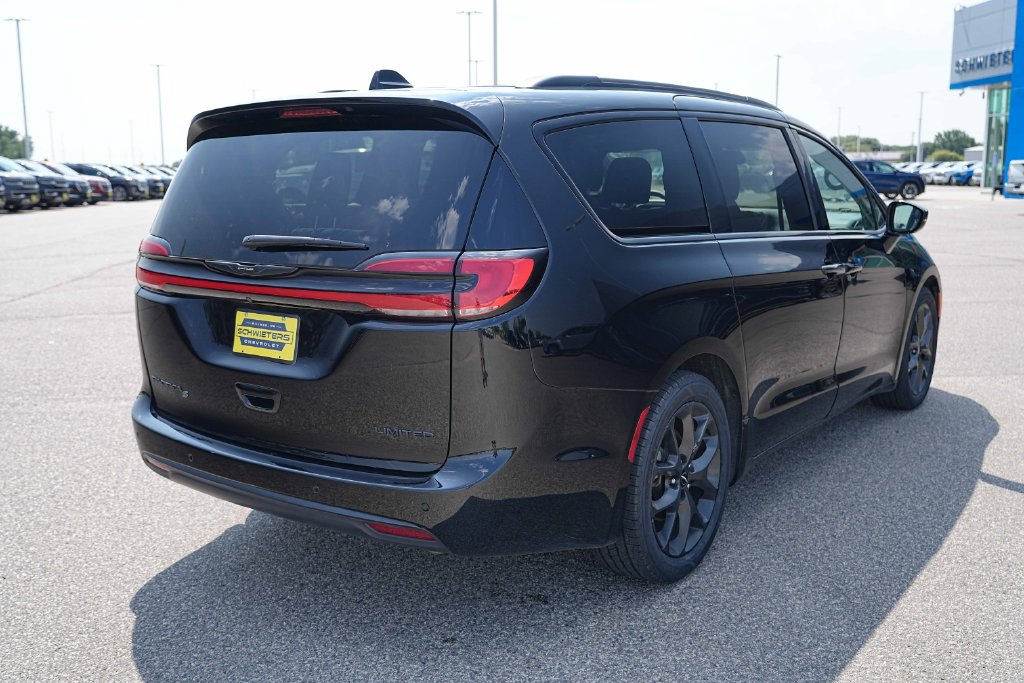 Used 2025 Chrysler Pacifica Limited FWD image 7