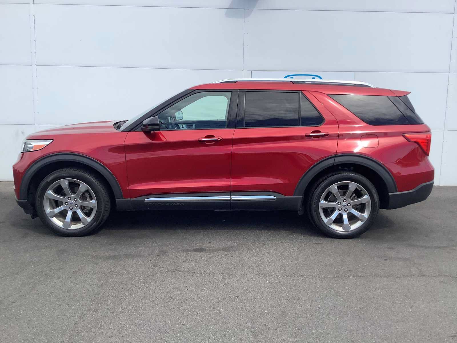 Used 2020 Ford Explorer Platinum w/ Premium Technology Package AWD/4WD image 2