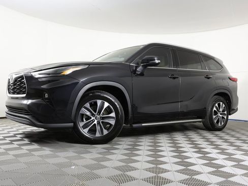 Used 2022 Toyota Highlander XLE image 1