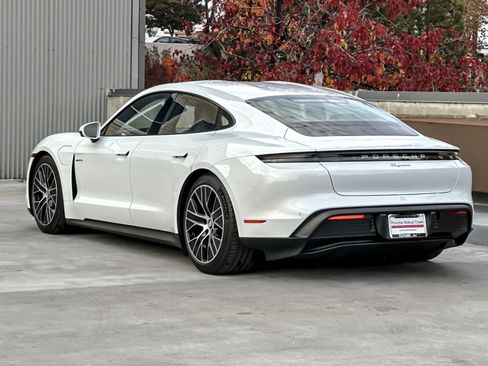Used 2022 Porsche Taycan image 3