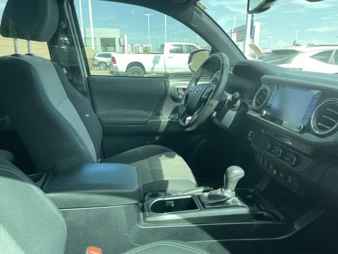Used 2021 Toyota Tacoma TRD Off-Road w/ Technology Package RWD image 6