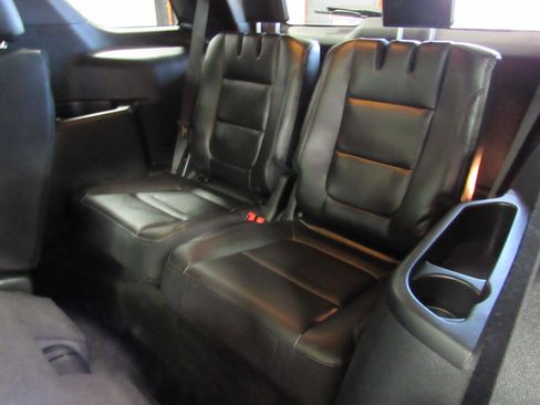 Used 2018 Ford Explorer XLT w/ Equipment Group 202A AWD/4WD image 28