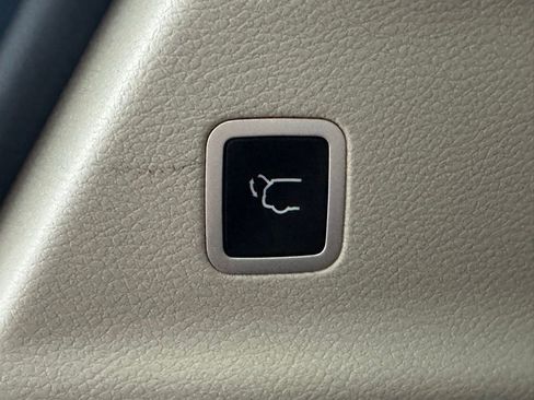 Used 2023 Chrysler Pacifica Touring-L FWD image 10