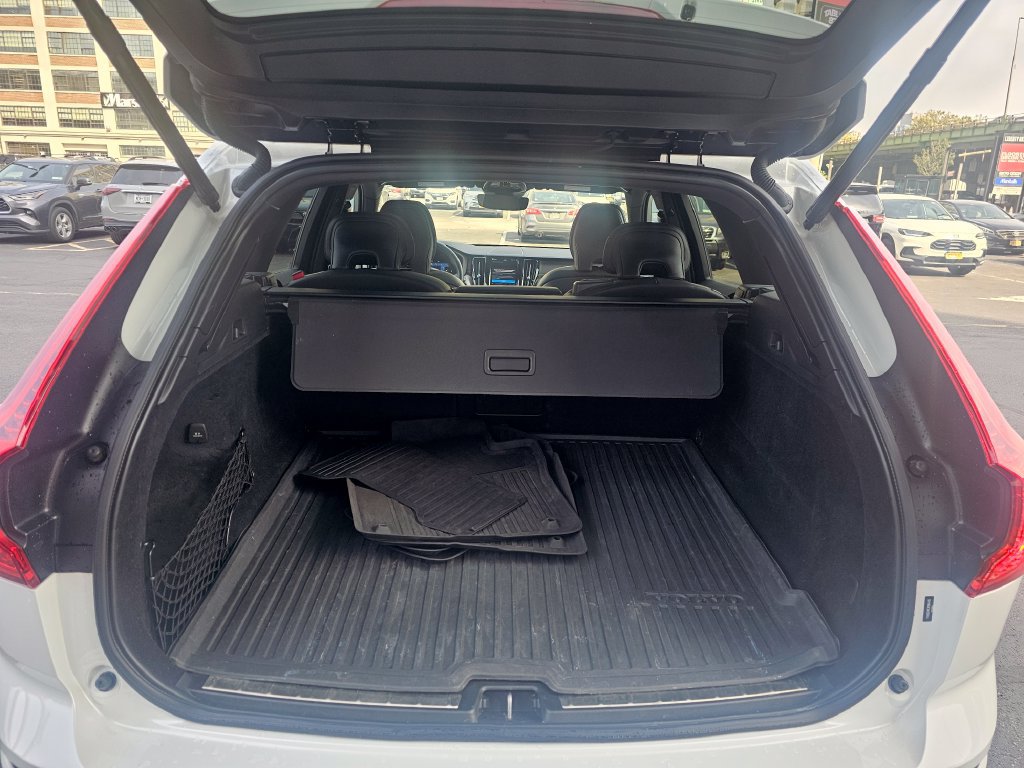 Used 2022 Volvo XC60 B6 R-Design AWD/4WD image 31