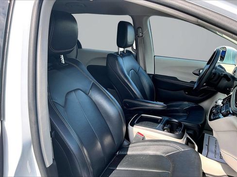 Used 2022 Chrysler Pacifica Touring-L FWD image 8